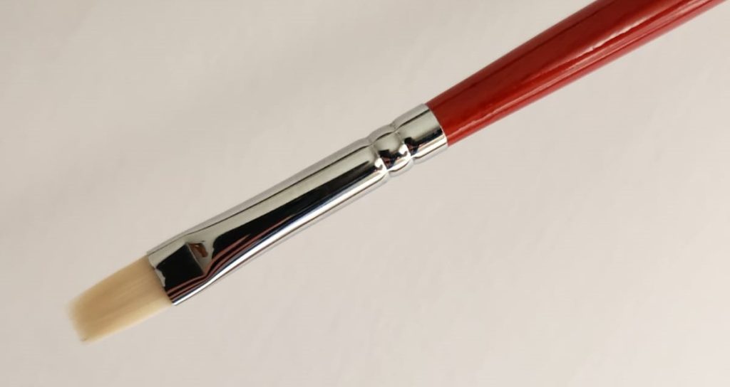 Synthetic soft hair, long wooden handle. Perfect results for smooth color shades and vegan.